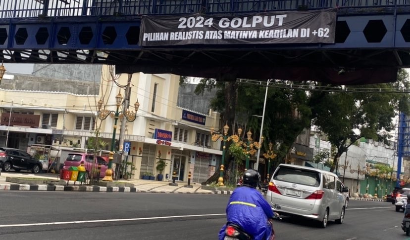 Spanduk berisi tulisan memilih sikap Golput pada Pemilu 2024 (Foto: Lalu Theo/Ngopibareng.id)