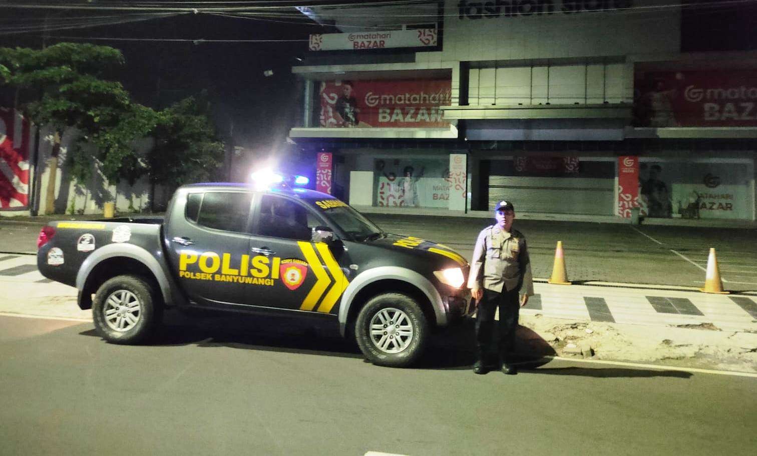 Petugas Polsek Banyuwangi mengecek lokasi yang diduga menjadi lokasi keributan sekelompok anak muda (Foto: istimewa)