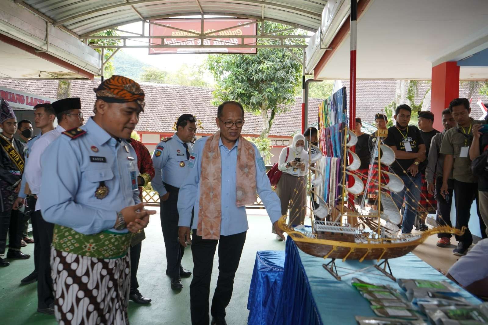 Kakanwil Kemenkumham Jatim Imam Jauhari saat melihat produk hasil karya warga binaan pemasyarakatan/narapidana. (Foto: Humas Kemenkumham Jatim)