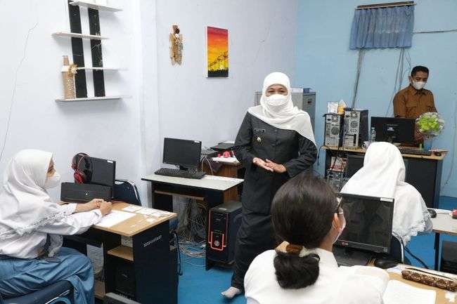 Gubernur Jawa Timur, Khofifah Indar Parwansa sosialisasi PPDB. (Foto: Dokumentasi Pemprov Jatim)