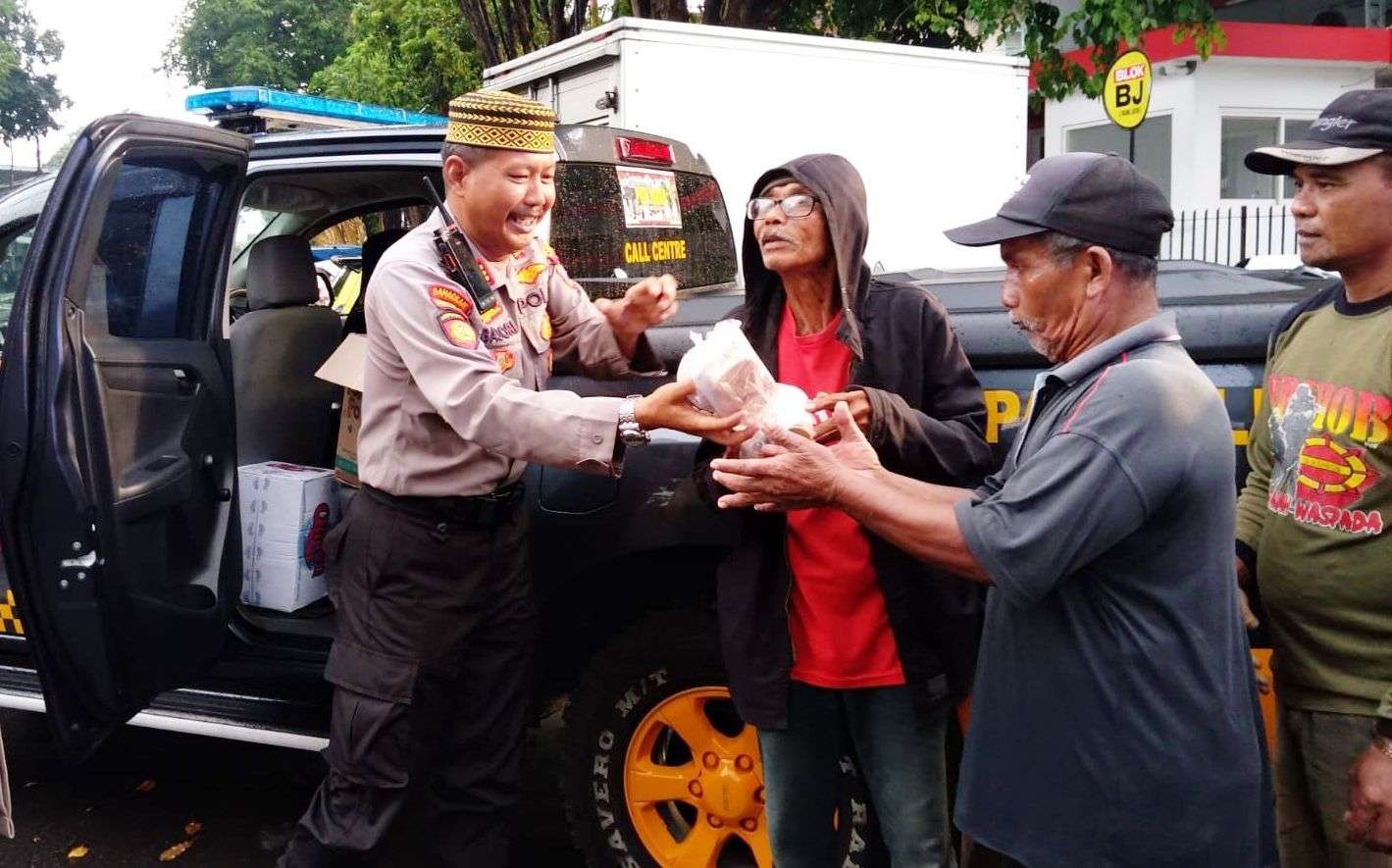 Kasat Samapta Polresta Banyuwangi menyerahkan takjil kepada warga. (Foto: Istimewa)