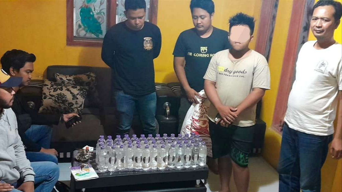 Lima ratus botol miras arak oplosan dan pengedarnya diamankan polisi Bondowoso dalam Operasi Pekat Ramadan 2023.(Foto:Guido/Ngopibareng.id)