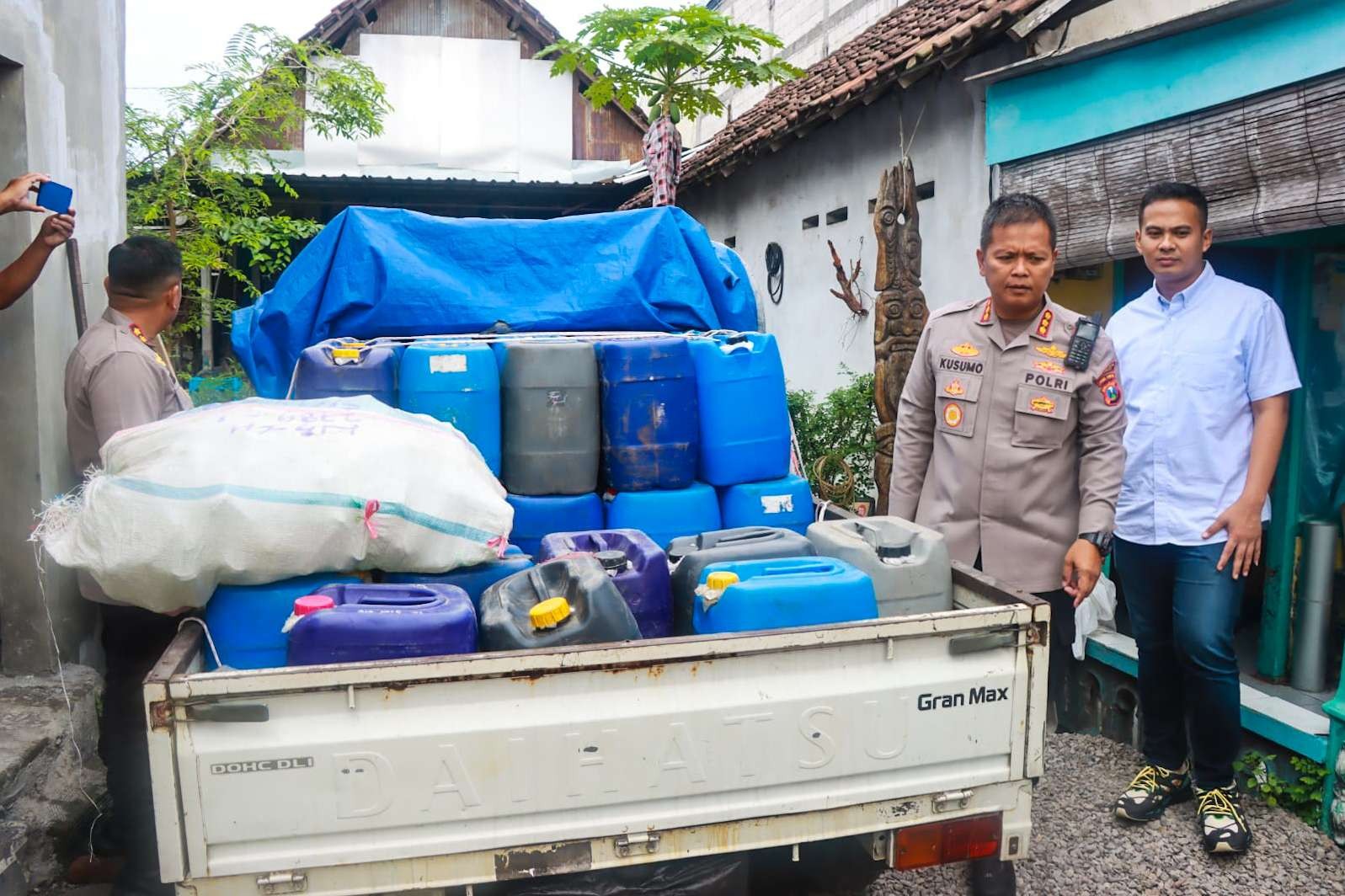 Sejumlah jeriken berisi miras disita polisi. (Foto: Aini Arifin/Ngopibareng.id)