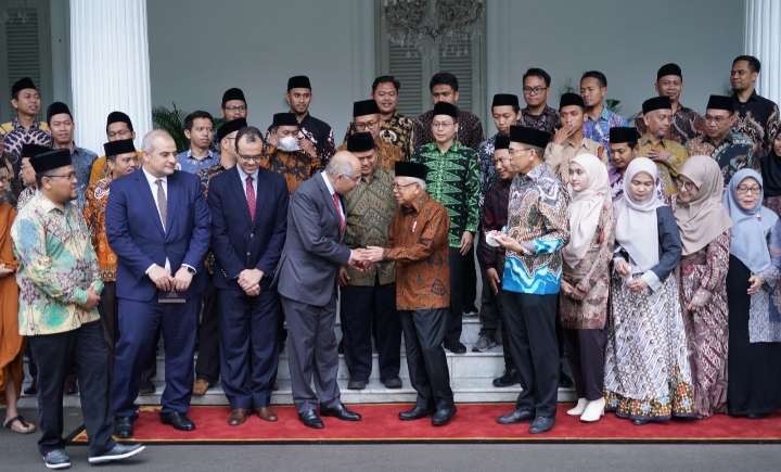 Wapres Ma'ruf Amin menerima ucapan selamat dari para undangan setelah dikukuhkan sebagai tokoh Islam moderat. (Foto: BPMI Setwapres)