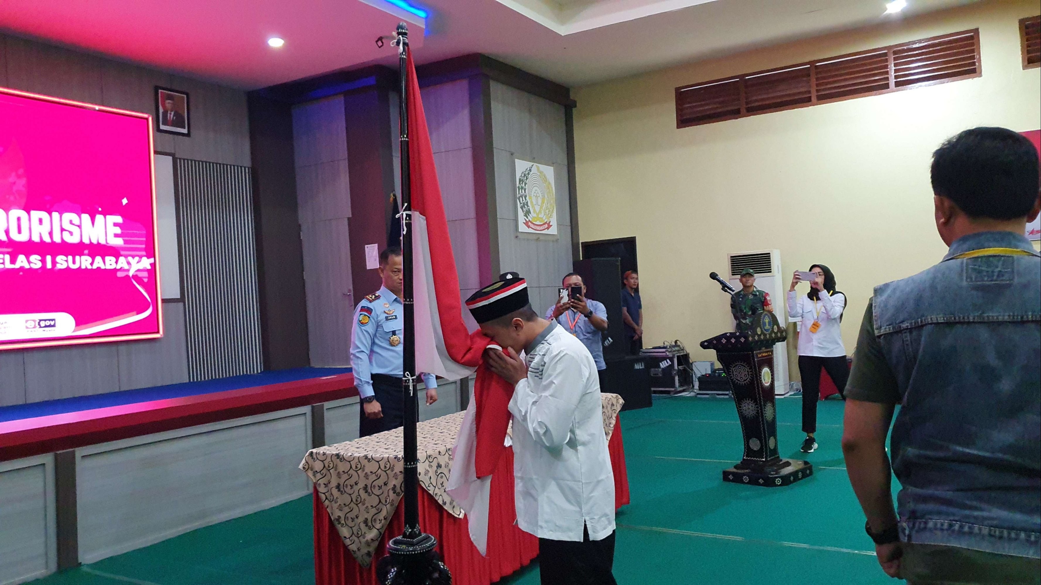 Ikrar digelar di Aula MD Arifin Lapas I Surabaya. Disaksikan langsung Kalapas I Surabaya Jalu Yuswa Panjang dan stakeholder terkait dari Kementerian Agama serta TNI/ Polri.  (Foto: dok. Lapas Surabaya)