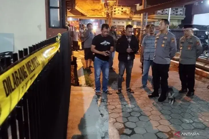 Kapolresta Bandung Kombes Pol Kusworo Wibowo meninjau rumah eks Ketua KY Jaja Ahmad Jayus di Komplek GBA, Kabupaten Bandung, Jawa Barat, Selasa 28 Maret 2023. (Foto: dok. Antara)