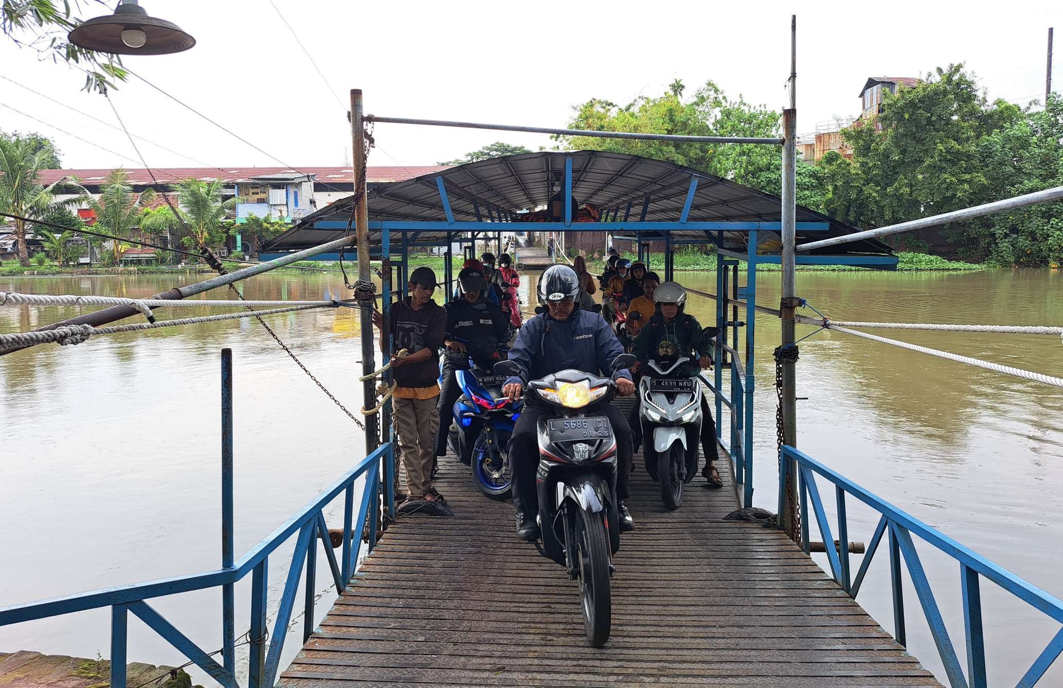 Salah satu perahu tambang yang beroperasi di Surabaya. (Foto: Pita Sari/Ngopibareng.id)