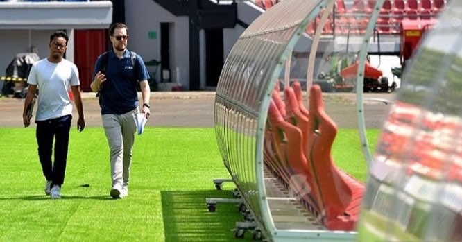 Perwakilan FIFA saat memeriksa kesiapan salah satu stadion di Indonesia untuk venue Piala Dunia U-20 (Foto: Antara)