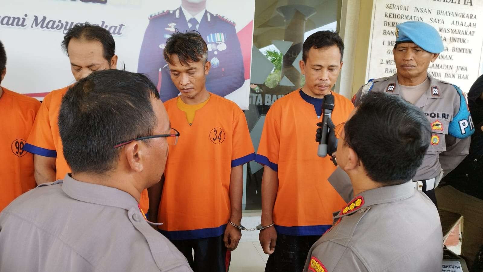 Kapolresta Banyuwangi menginterogasi salah satu tersangka pembobol tembok (Foto: Muh Hujaini/ngopibareng.id)