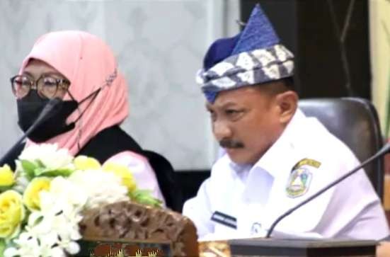 Bupati Situbondo, Karna Suswandi membebaskan sementara Kasatpol PP Buchari dari jabatannya sejak Rabu 29 Maret 2023. (Foto: Dokumentasi Situbondo)