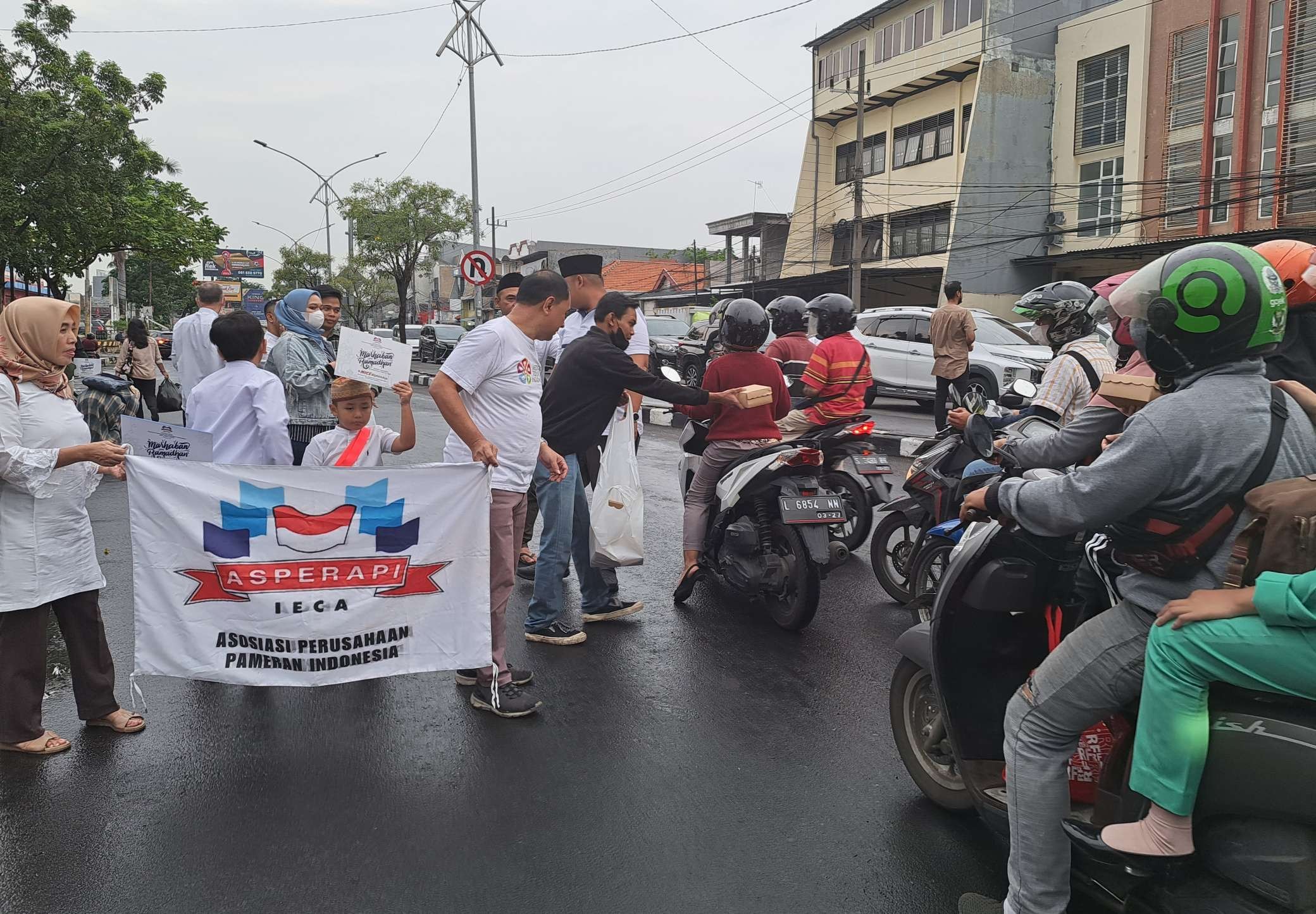 Pembagian takjil sekaligus kampanye Mice di Jatim aja yang dilakukan Asperapi Jatim. (Foto: Pita Sari/Ngopibareng.id)