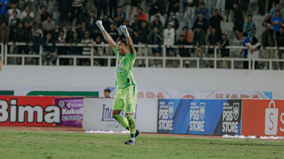 Kiper Persebaya, Ernando Ari Sutaryadi melakukan selebrasi usai mengalahkan PSIS. (Foto: Persebaya)