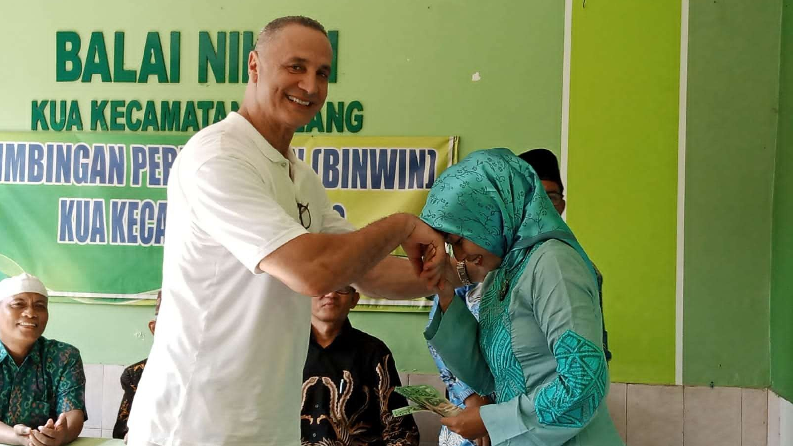 Pengantin pria asal Australia bersama pasangannya saat mengikuti bimbingan perkawinan di KUA Palang, Kabupaten Tuban (dok. Kemenag Tuban)