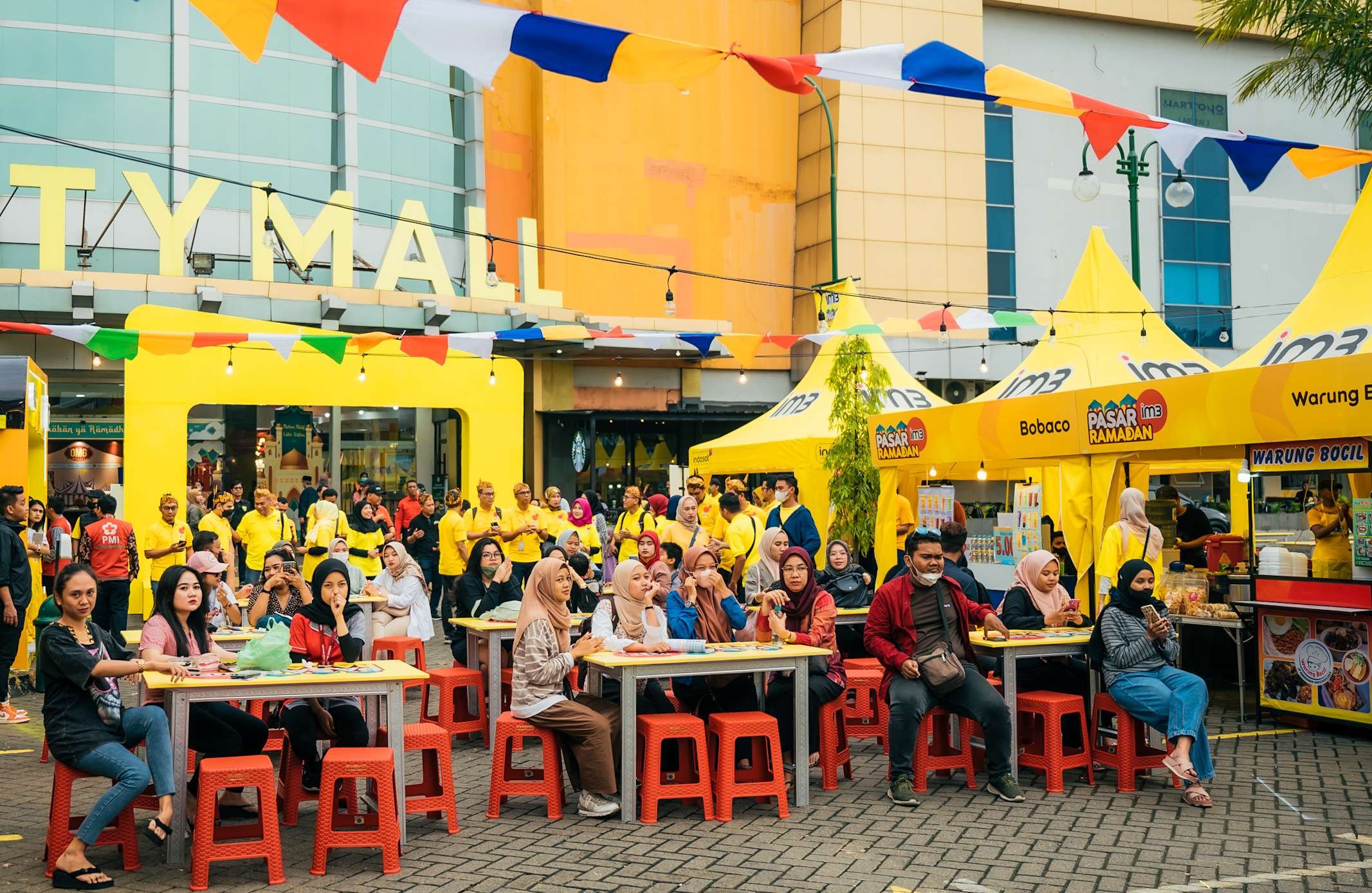 Food bazaar Ramadan IM3 ramai diserbu warga Sidoarjo (foto : Aini/Ngopibareng.id)