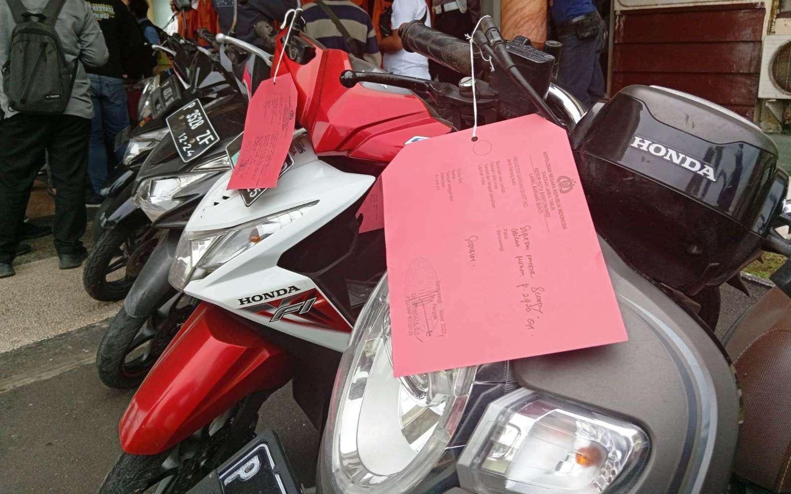 Sejumlah sepeda motor yang diamankan Polisi dari pelaku (foto: istimewa)