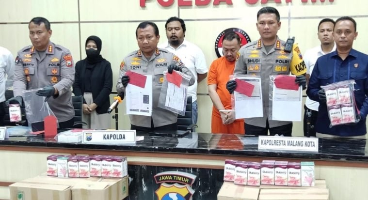 Kapolda Jatim, Irjen Pol Toni Harmanto beserta jajaran menunjukkan barang bukti kasus penipuan trading ATG di Mapolda Jatim, Surabaya, Rabu 8 Maret 2023. (Foto: Fariz Yarbo/Ngopibareng.id)