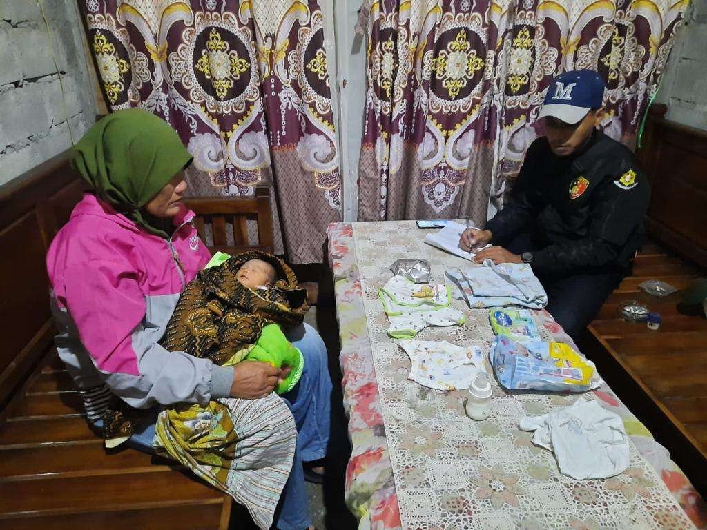 Bayi berjenis kelamin laki-laki setelah ditemukan di tepi hutan jati di Blitar. (Foto: Choirul Anam/Ngopibareng.id)