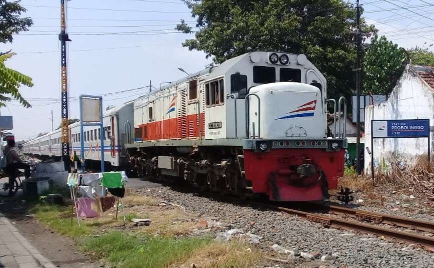 Warga dilarang beraktivitas termasuk, melakukan menunggu beduk maghrib (ngabuburit) di kawasan jalur kereta api karena dinilai membahayakan. (Foto: Ikhsan Mahmudi/Ngopibareng.id)