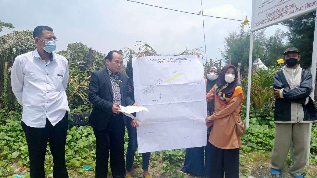 Pelapor, yaitu Rosyidah dan kuasa hukumnya menyampaikan surat pemberitahuan perkembangan hasil penyelidikan (Foto: Khoirul Huda/Ngopibareng.id)