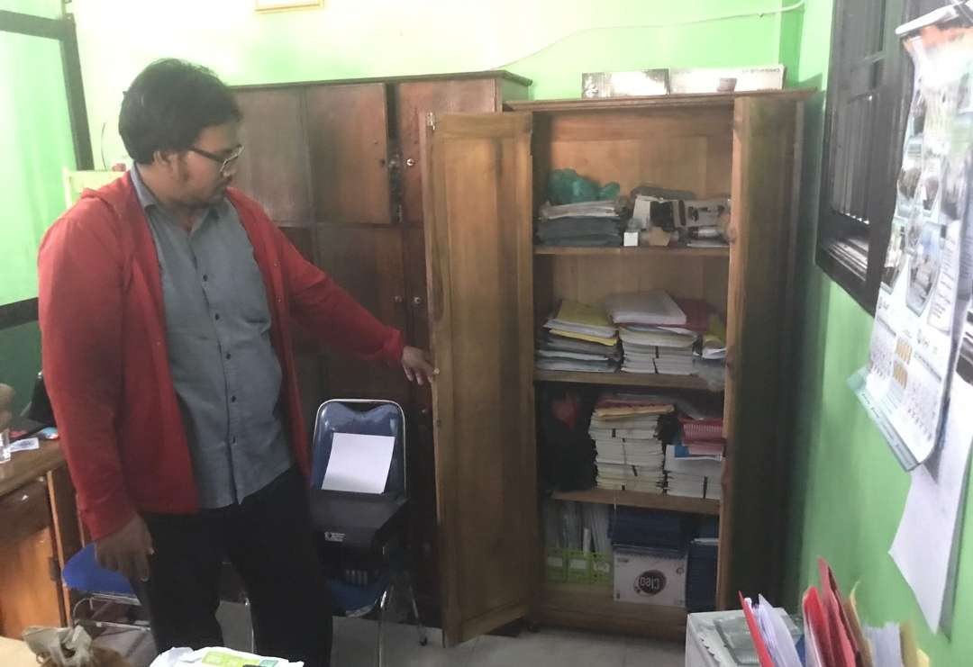 Maling curi laptop yang disimpan di lemari.(Foto: Deni Lukmantara/Ngopibareng)