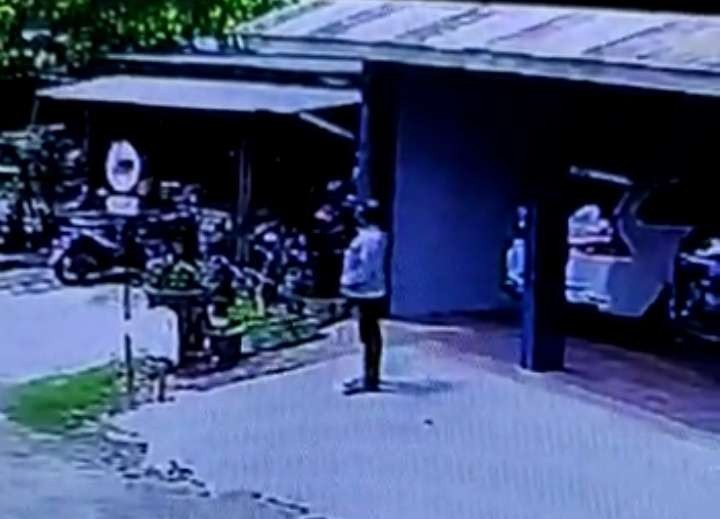 Hasil tangkapan layar saat pelaku beraksi terekam CCTV. (Foto: Istimewa)