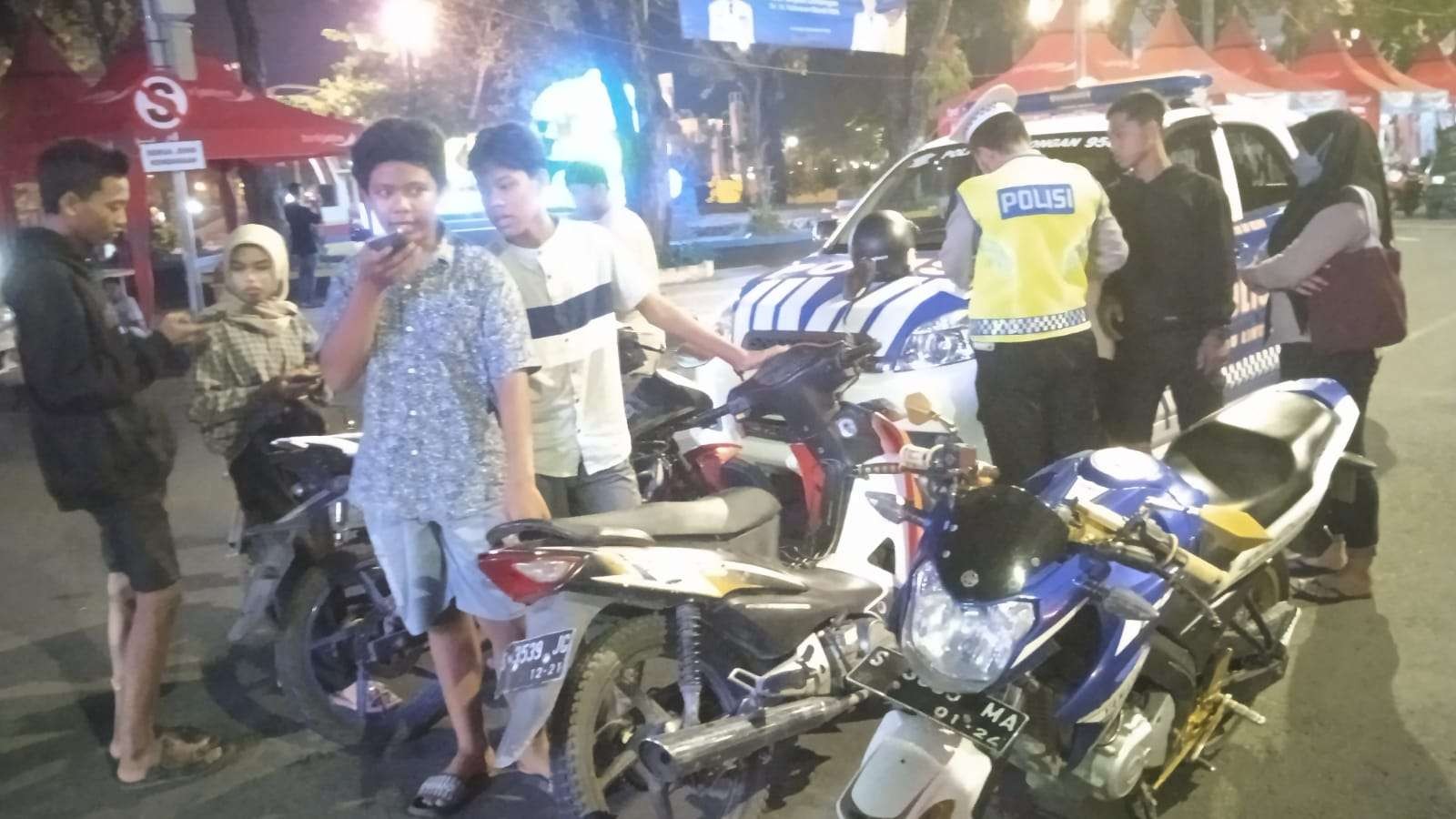 Tidak ada ampun bagi pemotor yang menggunakan knalpot berisik atau knalpot brong. Kepergok polisi, motor langsung digiring menepi. Diamankan, sekaligus disiapkan surat tilang manual. (Foto: Imron Rosidi/Ngopibareng.id)