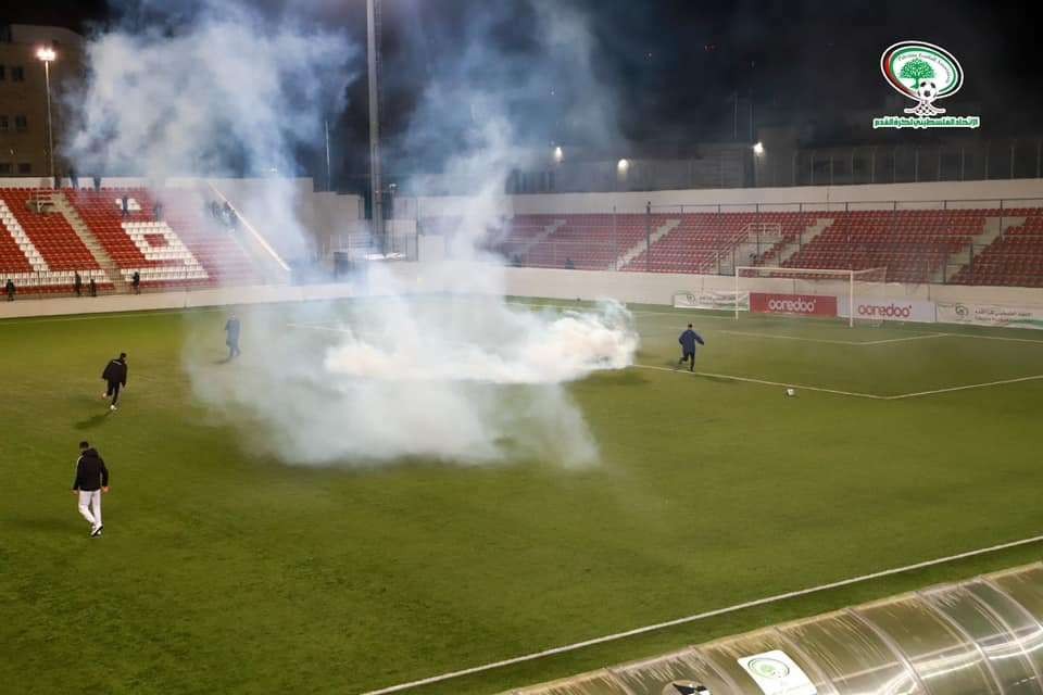 Tentara Israel menyerang Liga Palestina dengan gas air mata. (Foto: Twitter)