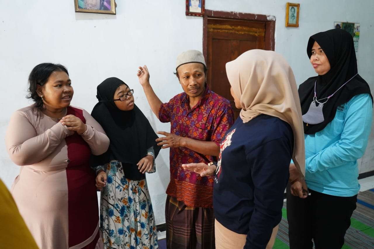 Dinas Sosial Kabupaten Kediri memberikan trauma healing pada keluarga korban tenggelam. (Foto: Kominfo Kabupaten Kediri)