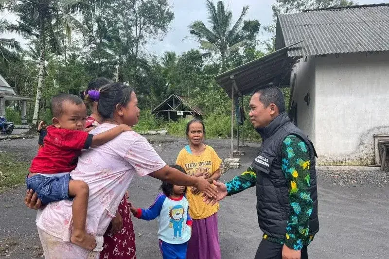 Bupati Lumajang Thoriqul Haq berusaha membujuk warga agar bersedia direlokasi ke tempat yang aman di Desa Jugosari, Kecamatan Candipuro. (Foto: Kominfo Lumajang)