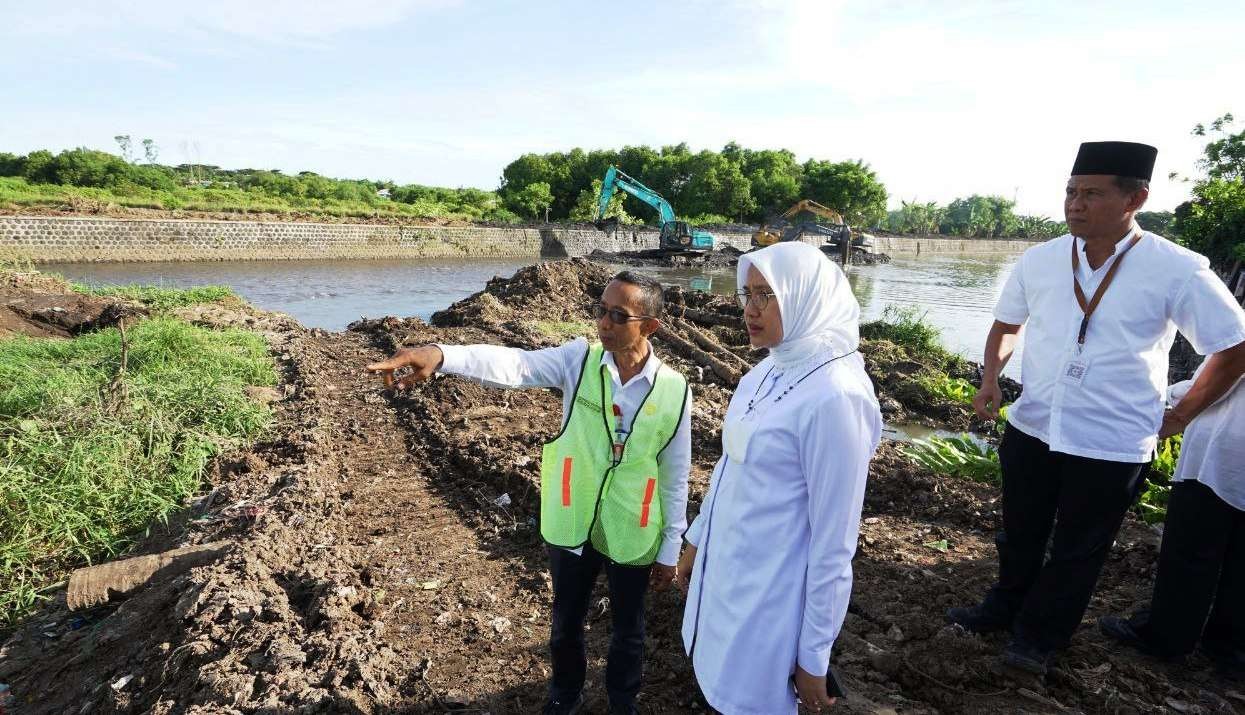 Bupati Banyuwangi Ipuk Fiestiandani didampingi Kepala Dinas Pekerjaan Umum Pengairan Guntur Priambodo mengecek proses normalisasi sungai Kalilo (Foto: Humas Pemkab Banyuwangi)