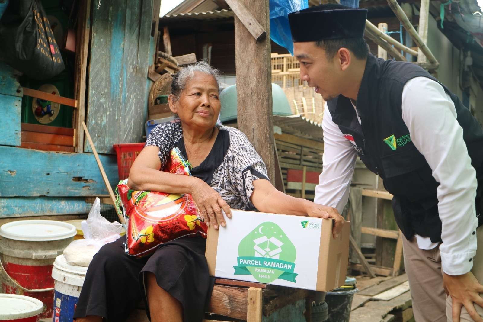 Dompet Dhuafa Lampung membagikan puluhan paket kebaikan di Kelurahan Kangkung dan Kelurahan Sukaraja, Kecamatan Bumi Waras, Kota Bandar Lampung. (Foto: Dok Dompet Dhuafa)