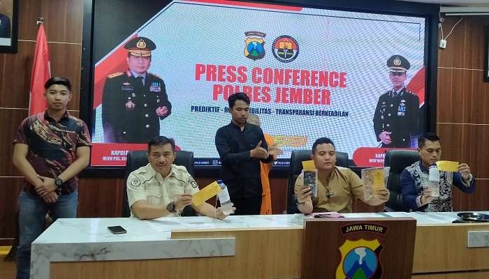 Kasat Reskrim Polres Jember AKP Dika Hadiyan Widya Wiratama menunjukkan beberapa barang bukti dalam kasus budi daya dan ekspor benih lobster ilegal. (Foto: Rusdi/Ngopibareng.id)