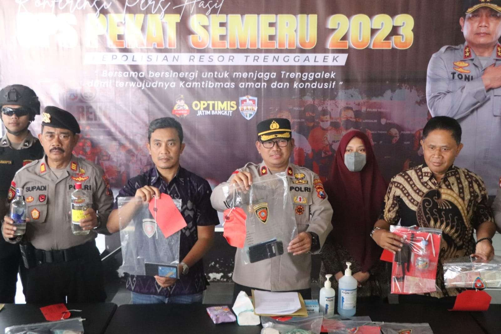 Wakapolres Trenggalek Kompol Sunardi, dalam paparan hasil operasi kewilayahan digelar dengan sandi `Pekat Semeru 2023, dalam konferensi pers di Mapolres Trenggalek usai salat Jumat siang ini. Jumat, 31 Maret 2023. (Foto: dok. Humas Polres Trenggalek)