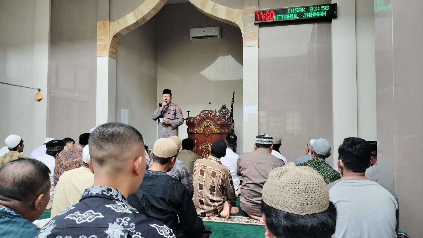 Kapolsek Banyuwangi AKP Kusmin melakukan safari Salat Jumat untuk mengajak masyarakat menjaga kamtibmas (foto: istimewa)