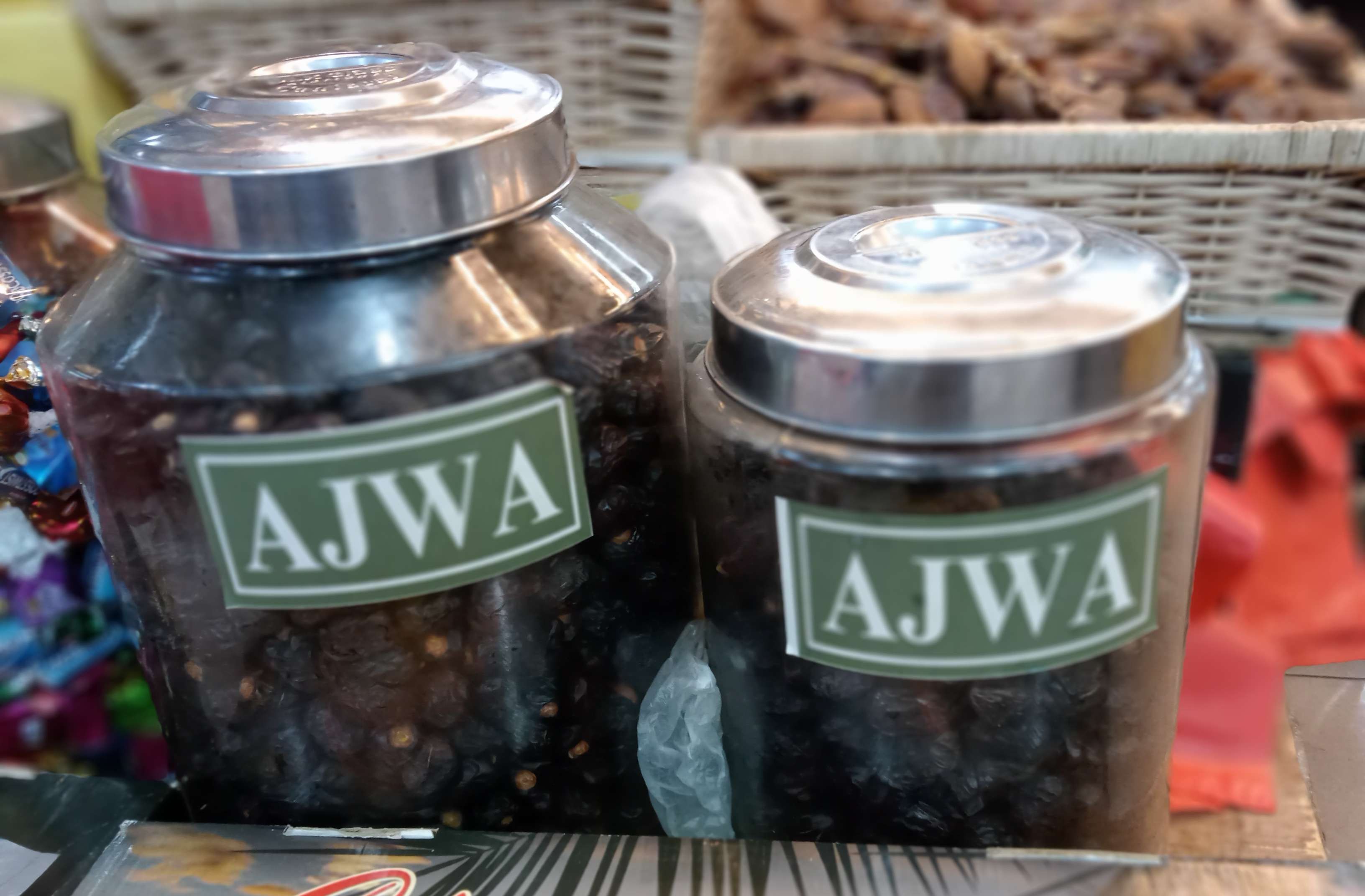 Kurma ajwa atau kurma nabi, dalam kemasan khusus ( foto: Asmanu Sudharso/ngopibareng.id)