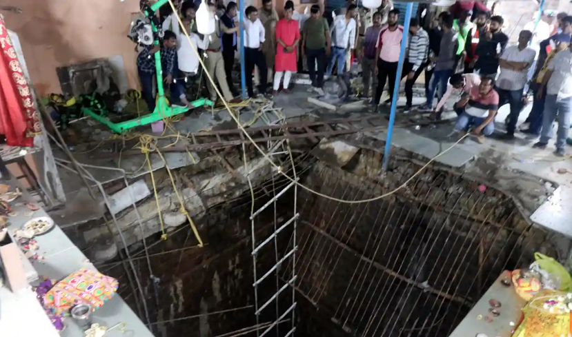 Sedikitnya 35 orang meninggal akibat lantai kuil Hindu ambrol, di Indore, India, Kamis 30 Maret 2023. Korban meninggal akibat terjerumus ke sumur. (Foto: The Guardian)