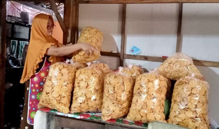 Keripik kemplang di Tuban mulai banyak pesanan menjelang lebaran (Foto: Khoirul Huda/Ngopibareng.id)