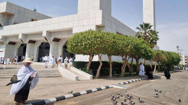 Masjid Aisyah Tan'im. Masjid ini berada di pinggir jalan menuju Madinah. (Foto: dok/ngopibareng.id)