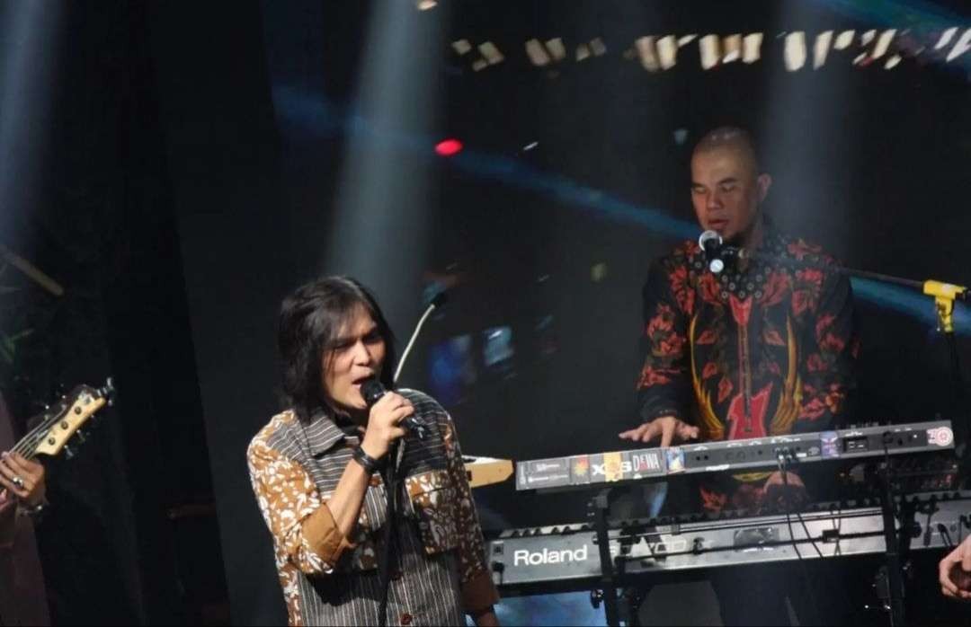 Aksi panggung Once Mekel bersama Ahmad Dhani. Kini, ia resmi dilarang menyanyikan lagu Dewa 19. (Foto: Instagram @oncemekelofficial)