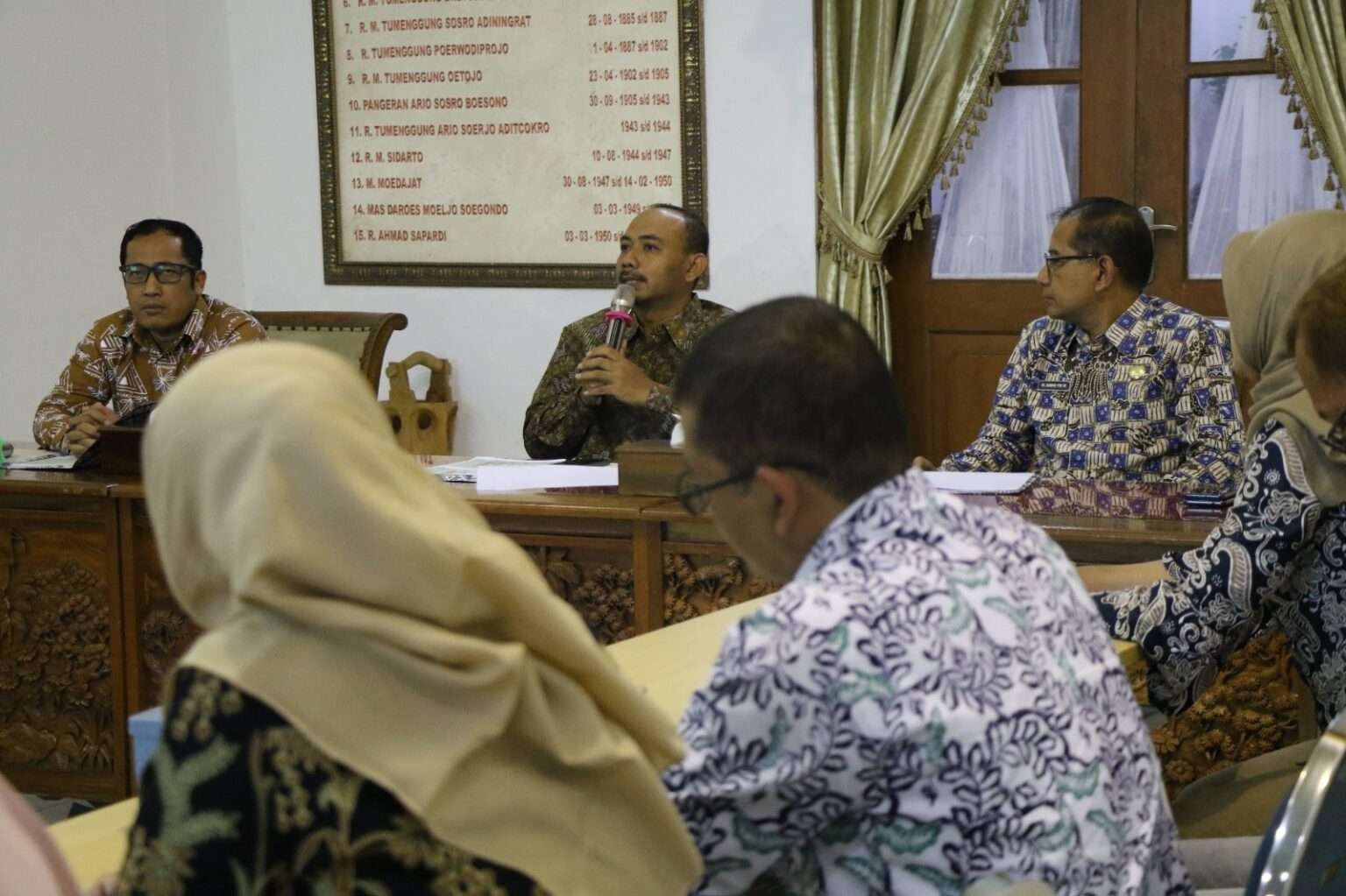 Bupati Ngawi Ony Anwar Harsono di acara Rapat Umum Pemegang Saham (RUPS) BPRS di ruang Data Pendopo Wedya Graha, Kamis 30 Maret 2023. (Foto: dok. Kominfo Ngawi)