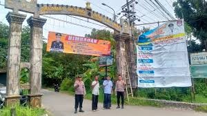 Spanduk Imbauan dari Polsek Kamal, Polres Bangkalan atas penundaan pelaksanaan Pilkades serentak di Kabupaten Bangkalan, Madura diundur, dengan alasan keamanan. (Foto: dok. Humas Polri)