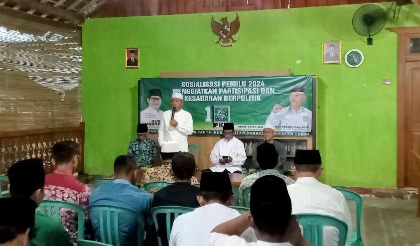 Ketua DPC PKB Tuban, H. M. Miyadi sedang memberikan materi saat Turun ke Bawah (Turba) di PAC PKB Kecamatan Kerek, Kabupaten Tuban (Foto: Khoirul Huda/Ngopibareng.id)