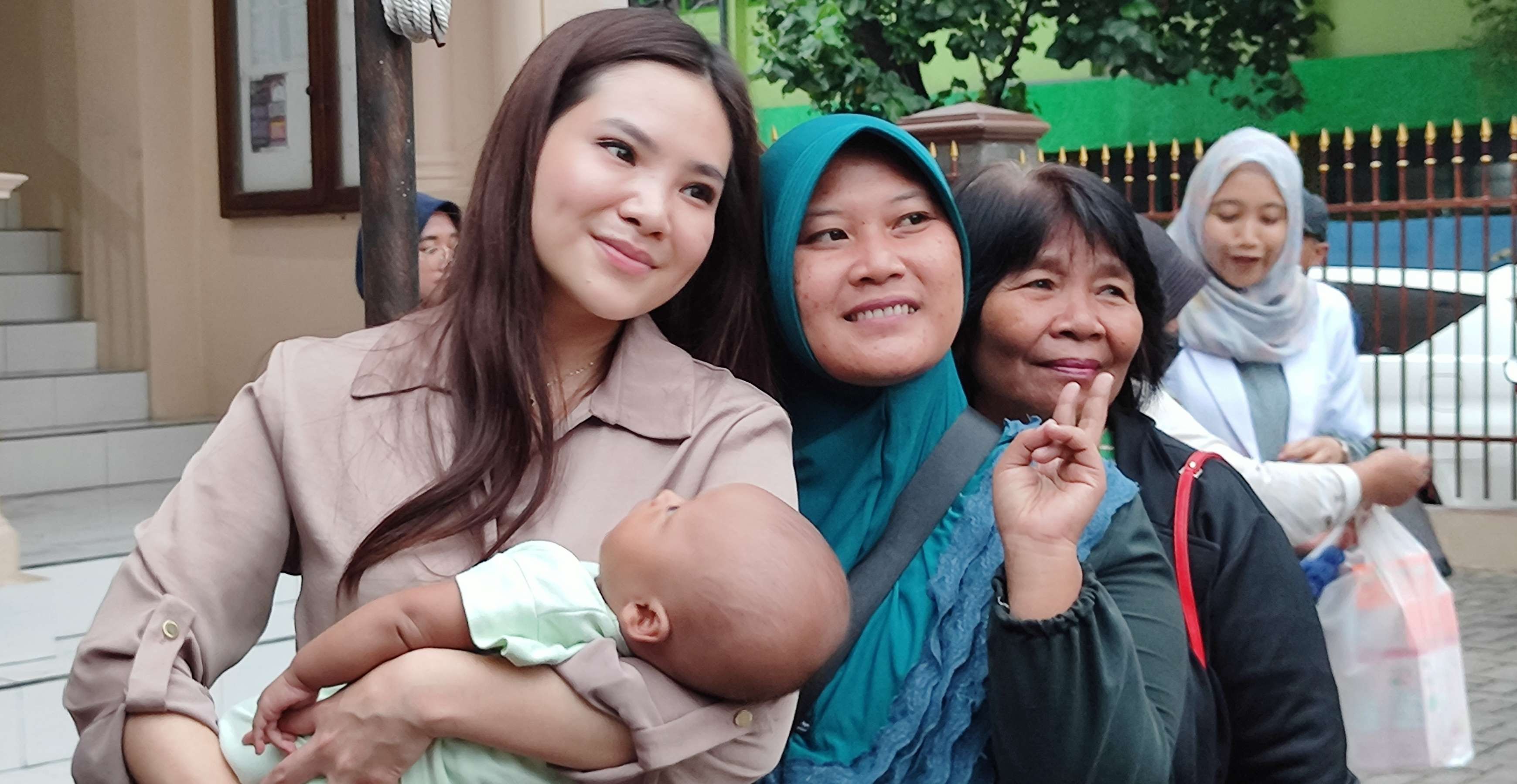 Anggota DPRD Kota Kediri Regina Nadya Suwono  mengdukasi warga ( Foto: Fendi Lesmana/Ngopibareng.id)