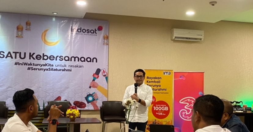 VP-Head Of Commercial Operation Indosat Ooredoo Hutchison, Micha Heru saat menyampaikan paparan terkait program Indosat Ooredoo selama Ramadan (Foto: Lalu Theo/Ngopibareng.id)