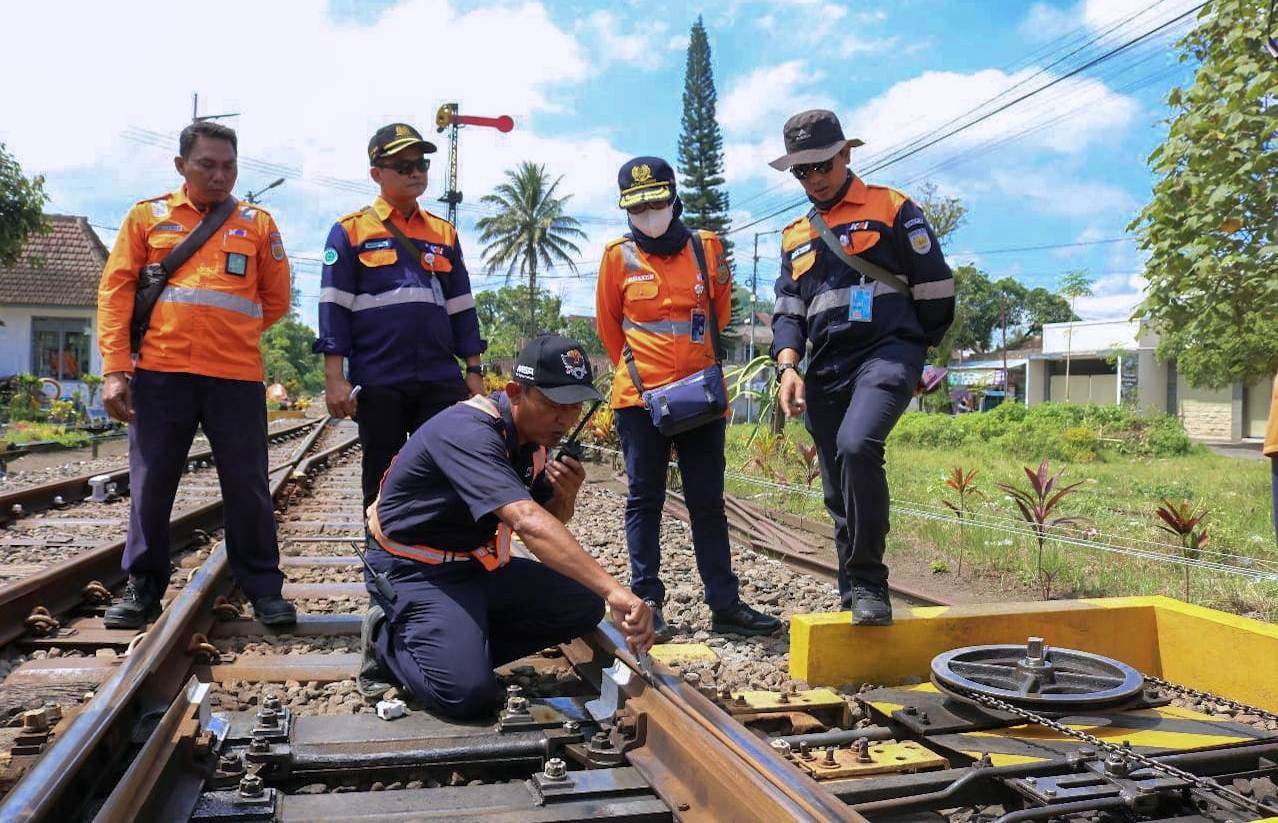 Pengecekan kondisi lintasan kereta api menjelang masa angkutan lebaran 2023. (Foto: Istimewa)