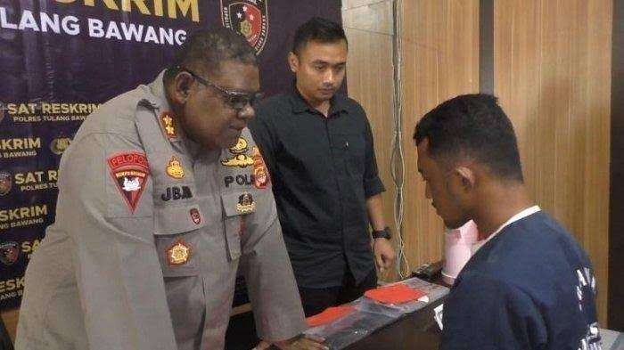 Kapolres Tulang Bawang, AKBP Jibrael Bata Awi saat gelar perkara dengan tersangka Berry. Pria ini tega racun potas istrinya karena selingkuh dengan adik iparnya hingga hamil. (Foto: Dokumentasi Polres Tulang Bawang)