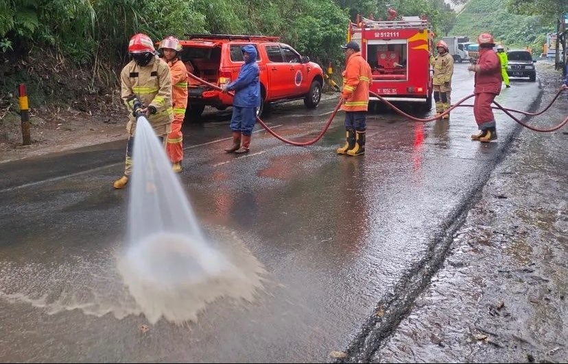 Pembersihan material longsor di kawasan Payung, Kota Batu (Foto: Instagram/@Satlantasresbatu)