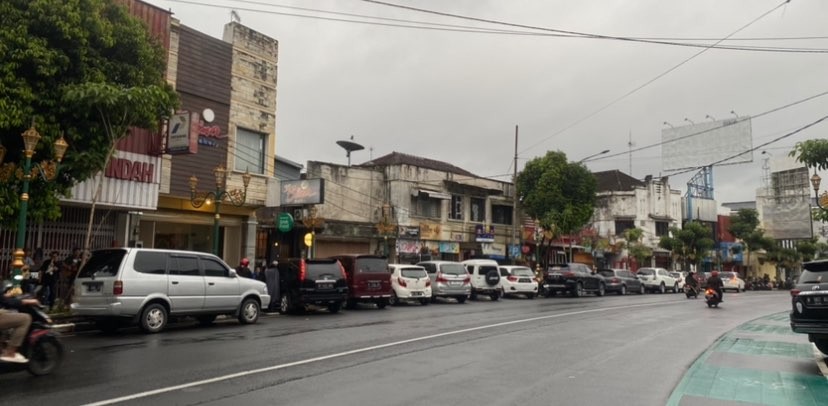 Sejumlah kendaraan yang parkir di sepanjang ruas Jalan Kayutangan Heritage, Kota Malang (Foto: Lalu Theo/Ngopibareng.id)