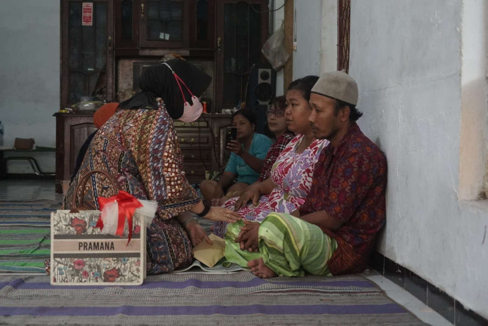 Ketua Komisi E DPRD Provinsi Jawa Timur Wara Sundari Renny Pramana berada di kediaman orang tua korban tenggelam. (Foto: Istimewa)