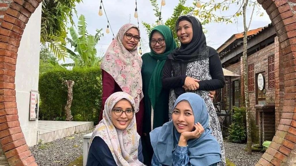 Para putri KH Ahmad Mustofa Bisri sedang berfoto bersama. (Foto: llustrasi)